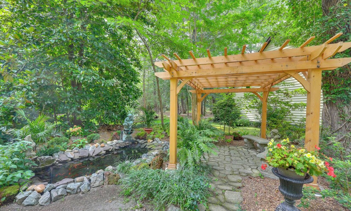 Kilmarnock Apartment | Pool Access! Cozy Couple's Getaway in Kilmarnock