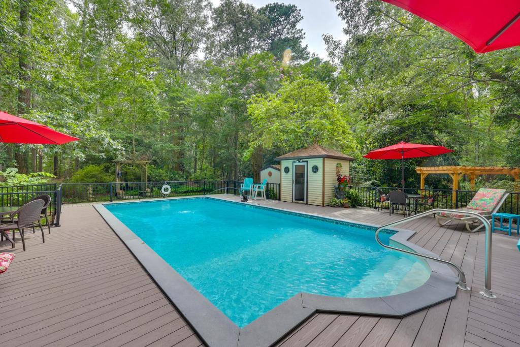 Kilmarnock Apartment | Pool Access! Cozy Couple's Getaway in Kilmarnock