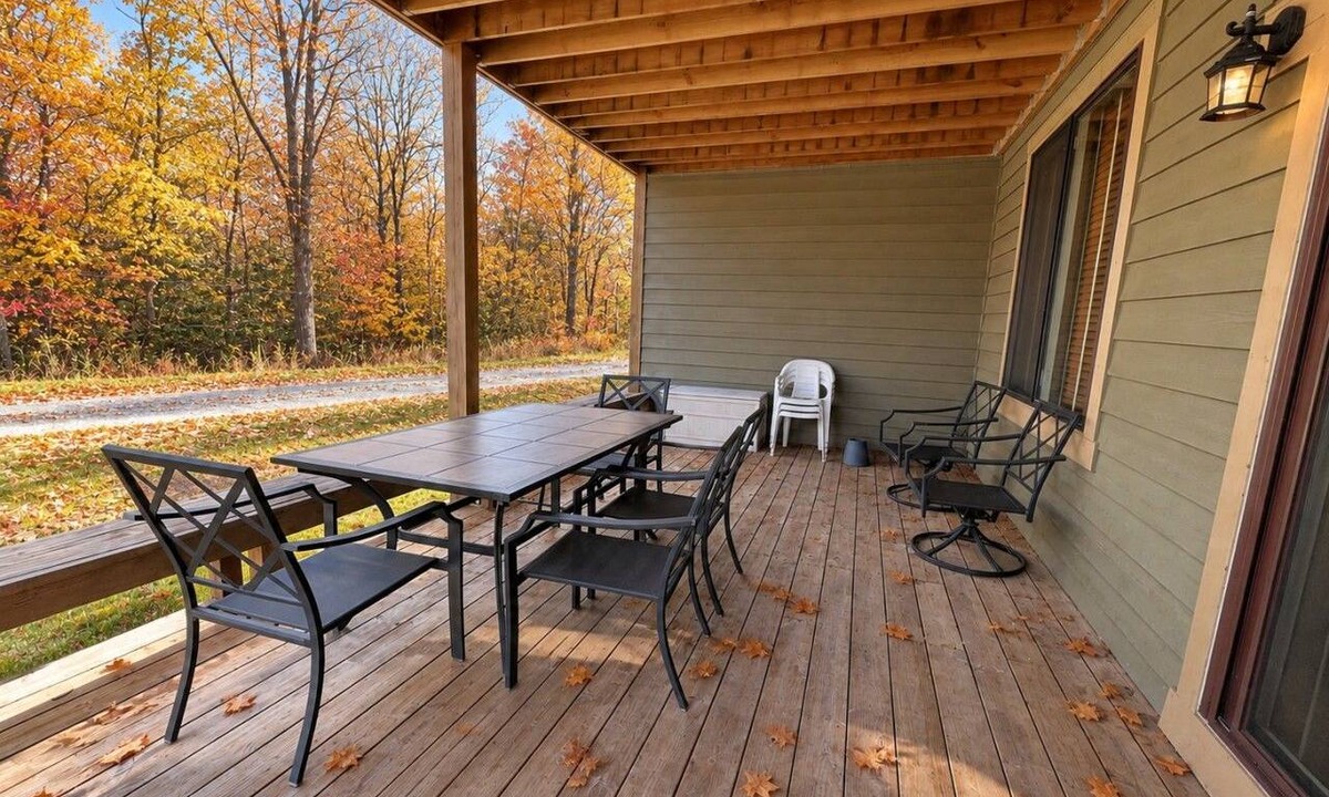 Hidden Valley Condo | Pool Access | Fireplace, Deck & A/C