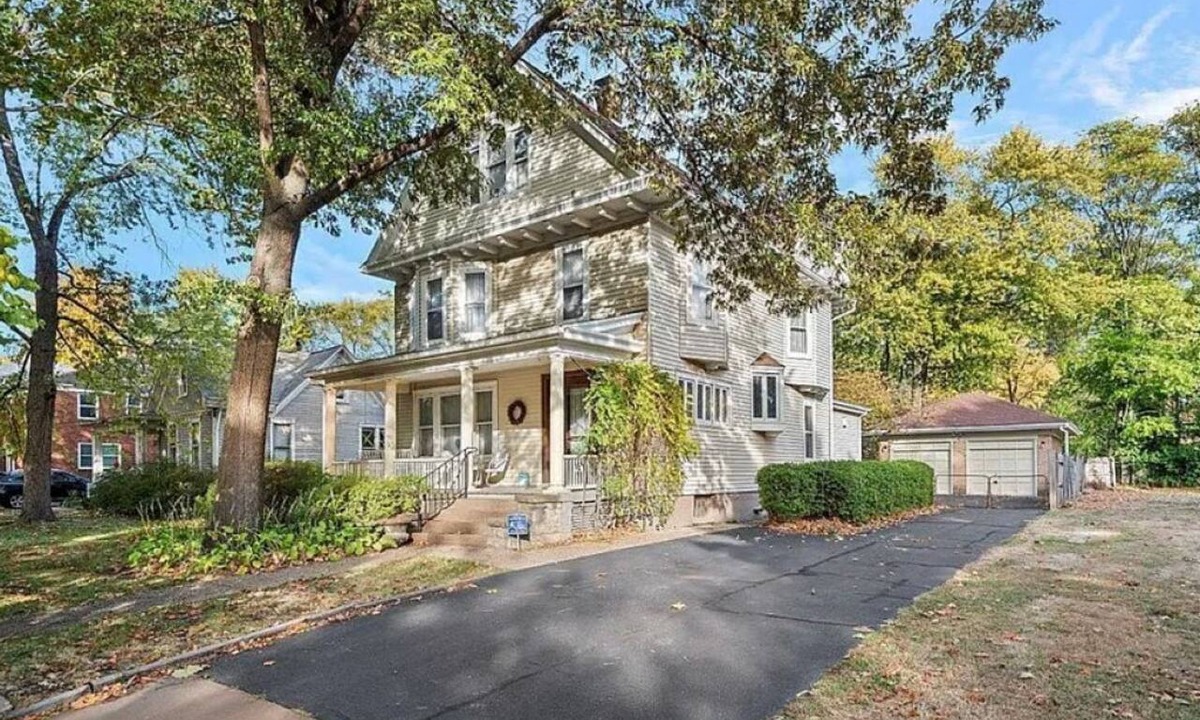 Springfield House | Pool & Spacious 5BR, Classic Home, Fully Furnished