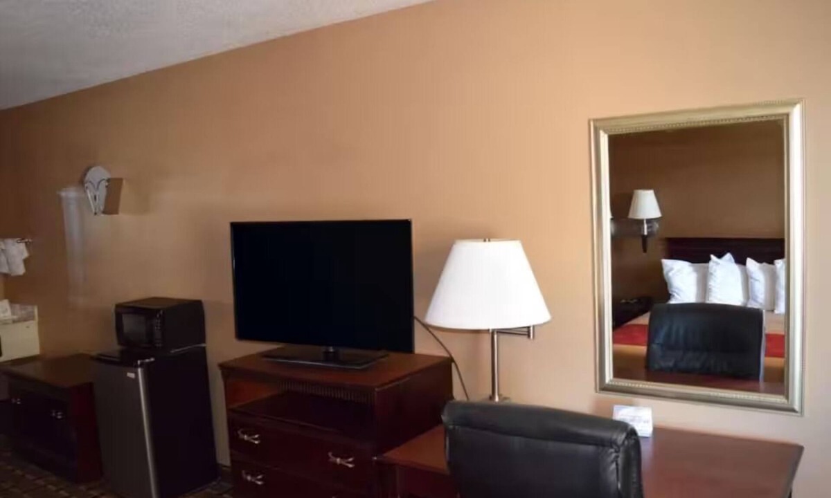 Richburg Hotel | Practical Single Room w/Free Parking – Save + Relax on Your Southern Journey