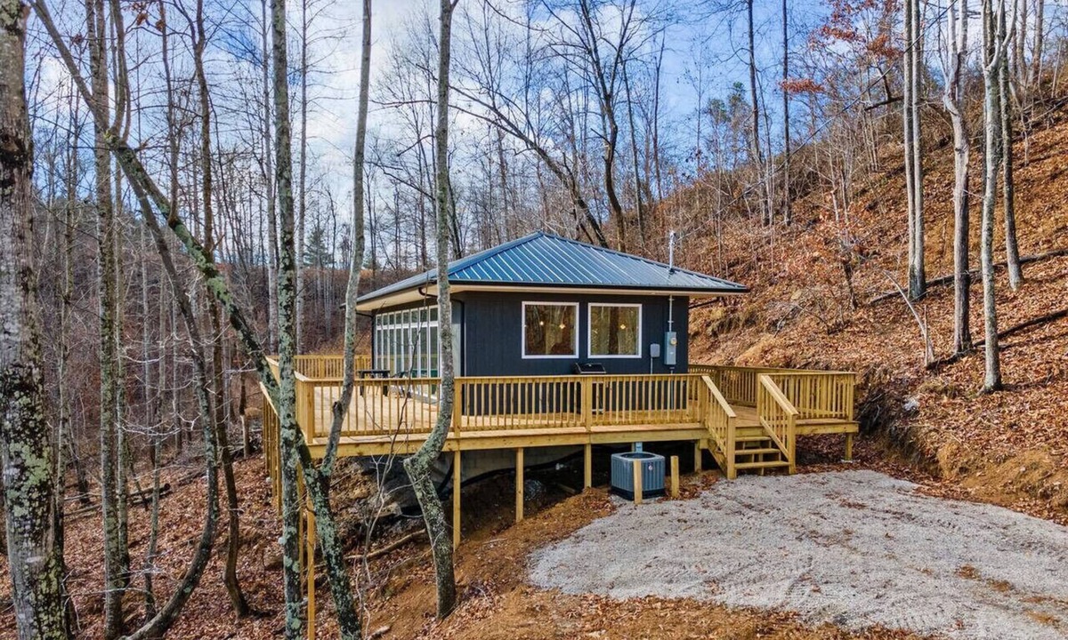 Wellington Ski Chalet | Primrose- Hot Tub, Firepit, Wraparound Deck, WiFi
