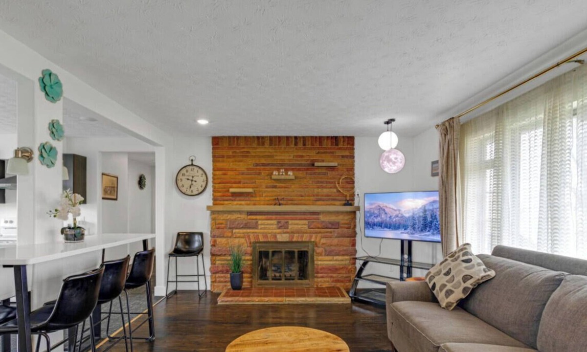 Wayne House | Private 4 BDRM house, 5 Miles from Downtown #2