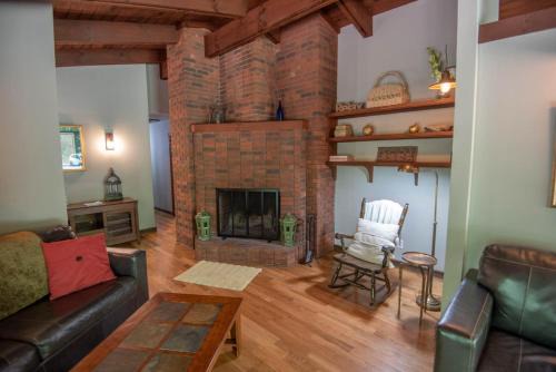Grassy Creek House | Private and Modern Blue Ridge Mountain Chalet- Sleeps 6 Dogs Welcome