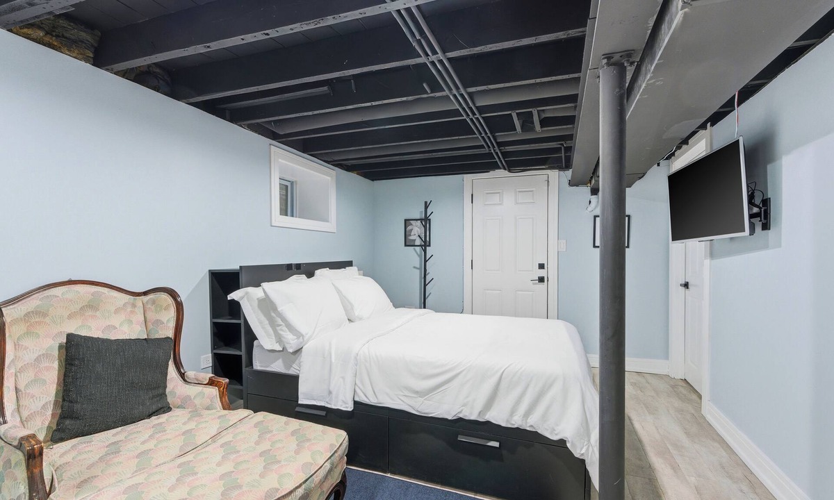 Chatham House | Private Basement Suite-Completely separate from the rest of the house