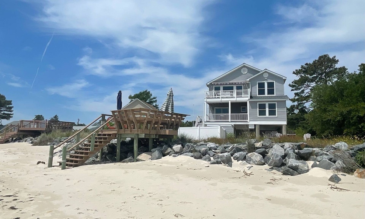 New Point House | Private Bayfront Beach & Kayaks - Family Sleeps 10 - Mathews County