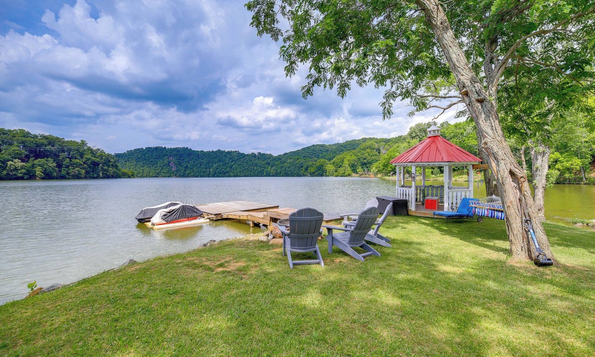 Hiwassee House | Private Beach! Home w/2 Guest Cabins in Hiwassee