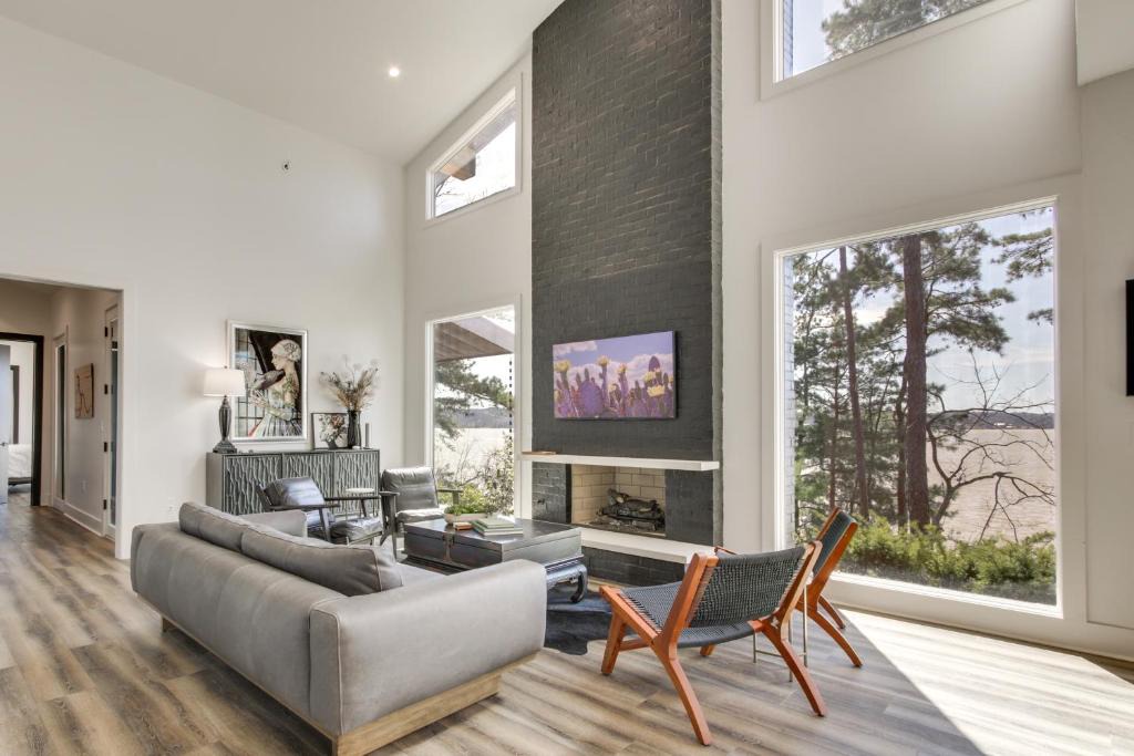 Waterloo House | Private Dock & River Views: Modern Gem in Waterloo