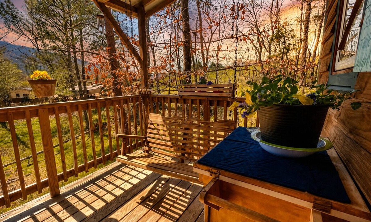 Wildwood Cabin | Private Farm Guesthouse Near Chattanooga & Lookout Mountain. Pet Friendly!
