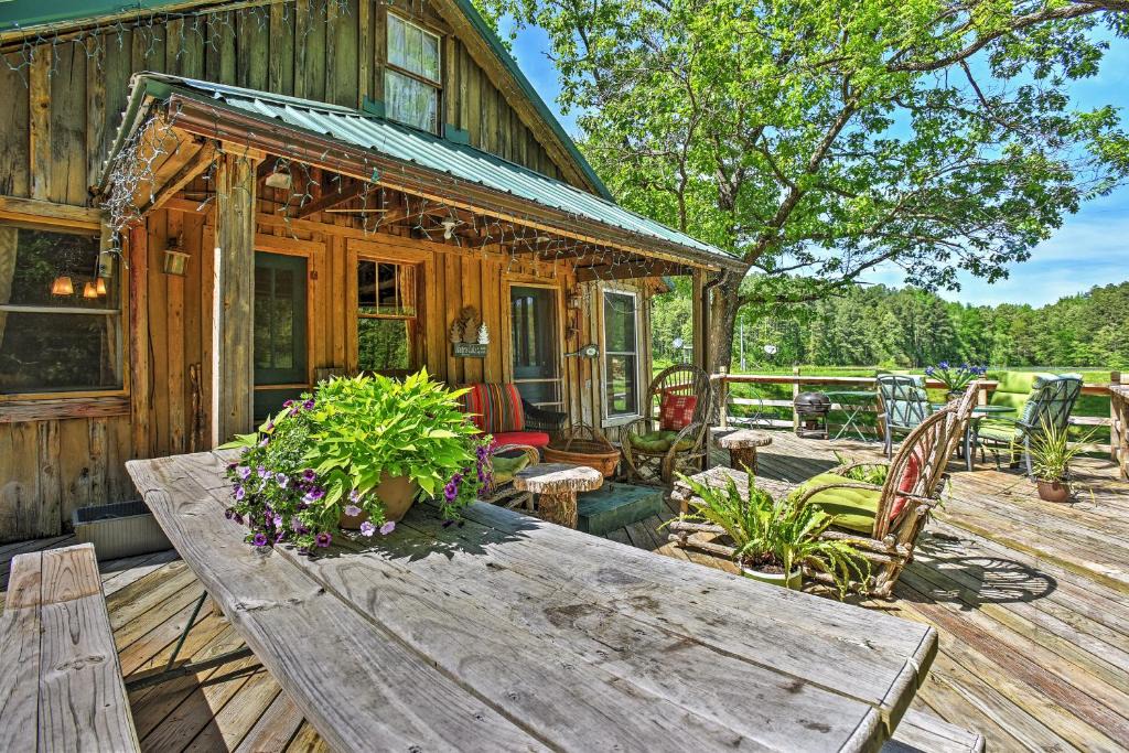Advance House | Private Getaway on 270 Acres w/Lake: Swim & Canoe