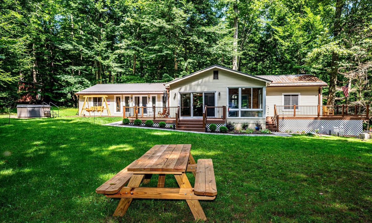 Nashville House | Private Hilltop Retreat | Hot Tub & 15 Min to Nashville3BR, 3.5 BA