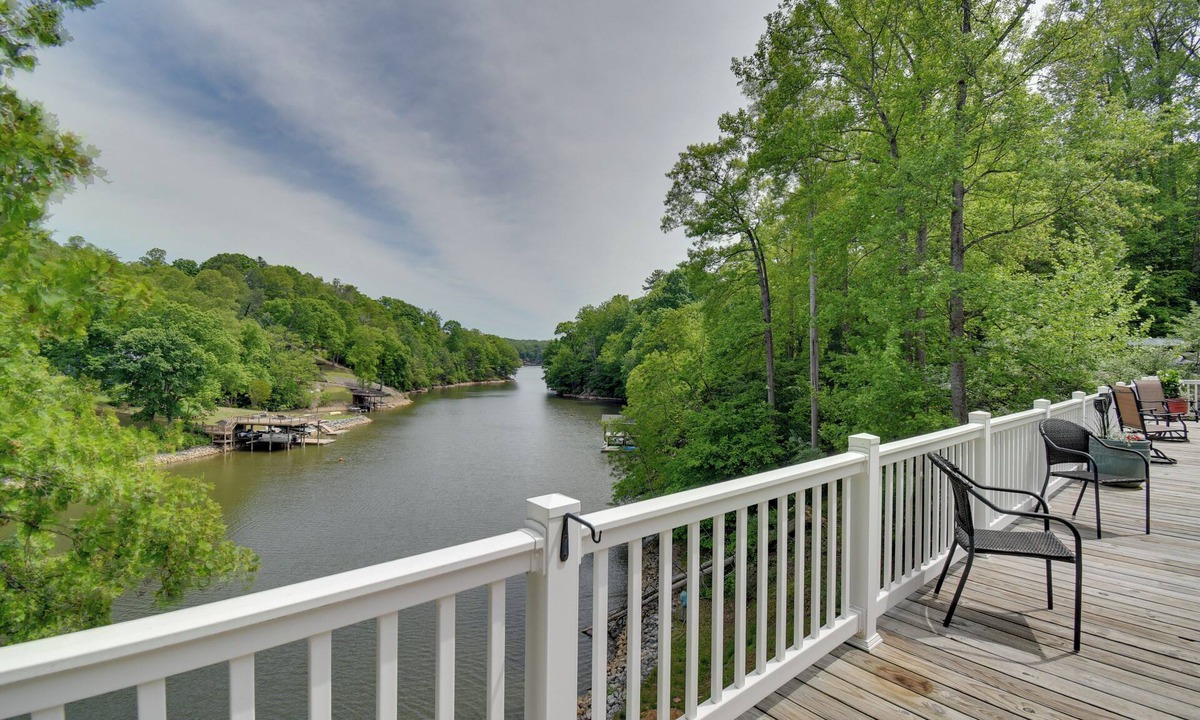 Goodview House | Private Hot Tub! Getaway on Smith Mountain Lake