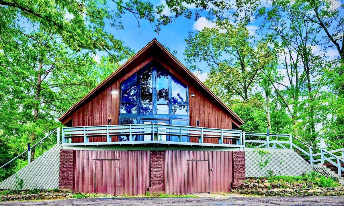 Meridian House | Private Lakefront Retreat - Hot Tub, Pets & Kayaks