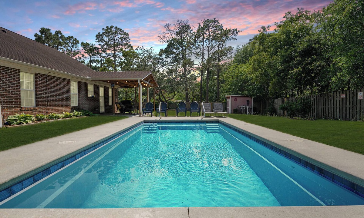 Silver Lake House | Private Saltwater Pool, No Stairs, Sleeps 8, Bunk Bed, Games, Gym, Near Beaches!
