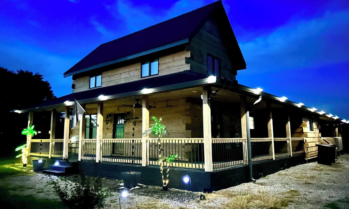 Crossville Cabin | Private Spacious Cabin Retreat Sleeps 17 3 Full Baths Perfect for Groups