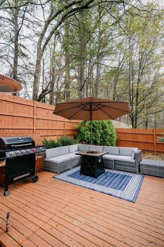 Town Center Villa | Prof Designed, 5 min KSU, HotTub, Game Room, hiking