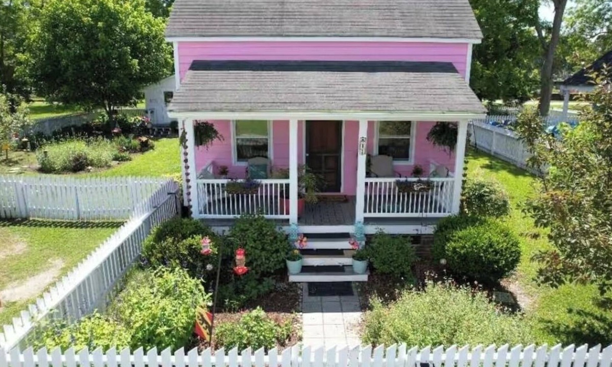 New Bern Cottage | Pups welcome! 1 BR with large fenced yard. 3.5 blocks from Downtown New Bern.