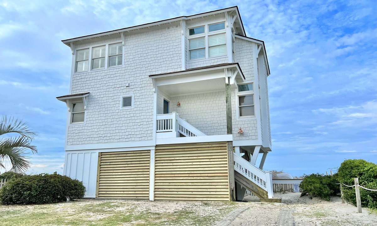 Oak Island House | Quaint OCEANFRONT Getaway WEST BEACH/STEPS FROM POINT Sleeps 6 GREAT VIEWS Clean