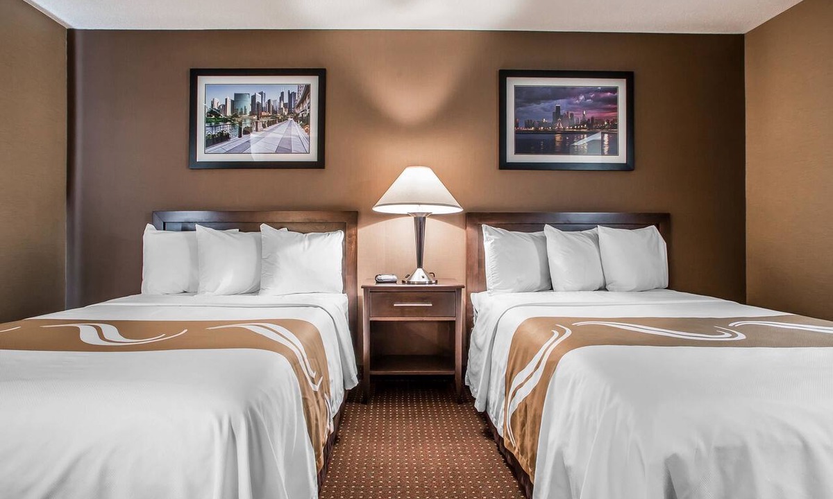 Elgin Hotel | Quality Inn Elgin I-90