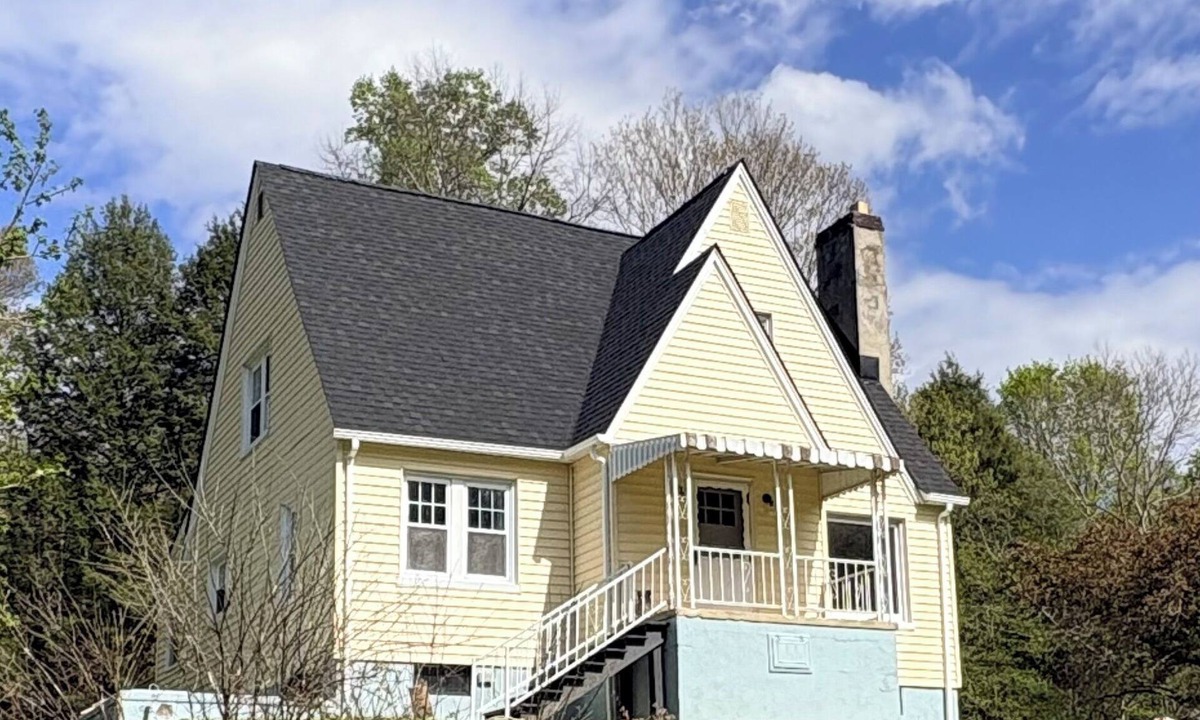 Edmond House | Quiet 4-bedroom house one mile to Endless Wall Hiking/Hot Tub/Pet Friendly