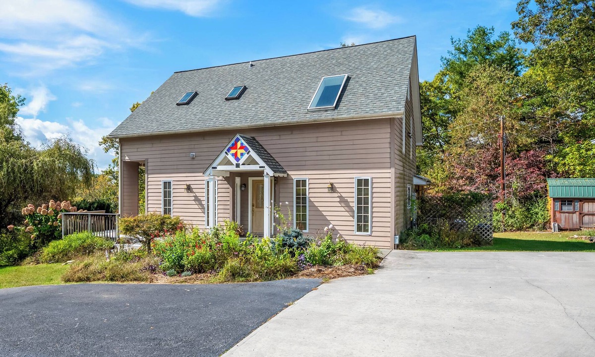 Blacksburg House | Quiet country home, with wheelchair accessibility throughout main floor!