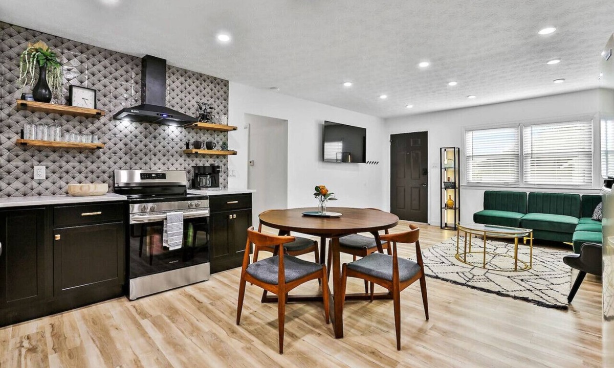 Shelbyville House | Quiet Downtown Maple Cottage Gem
