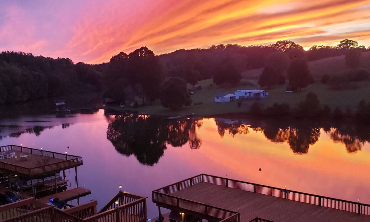 Hardy House | Quiet Lakefront, Family Friendly, Kayaks, Boat Slip & Linens Included!