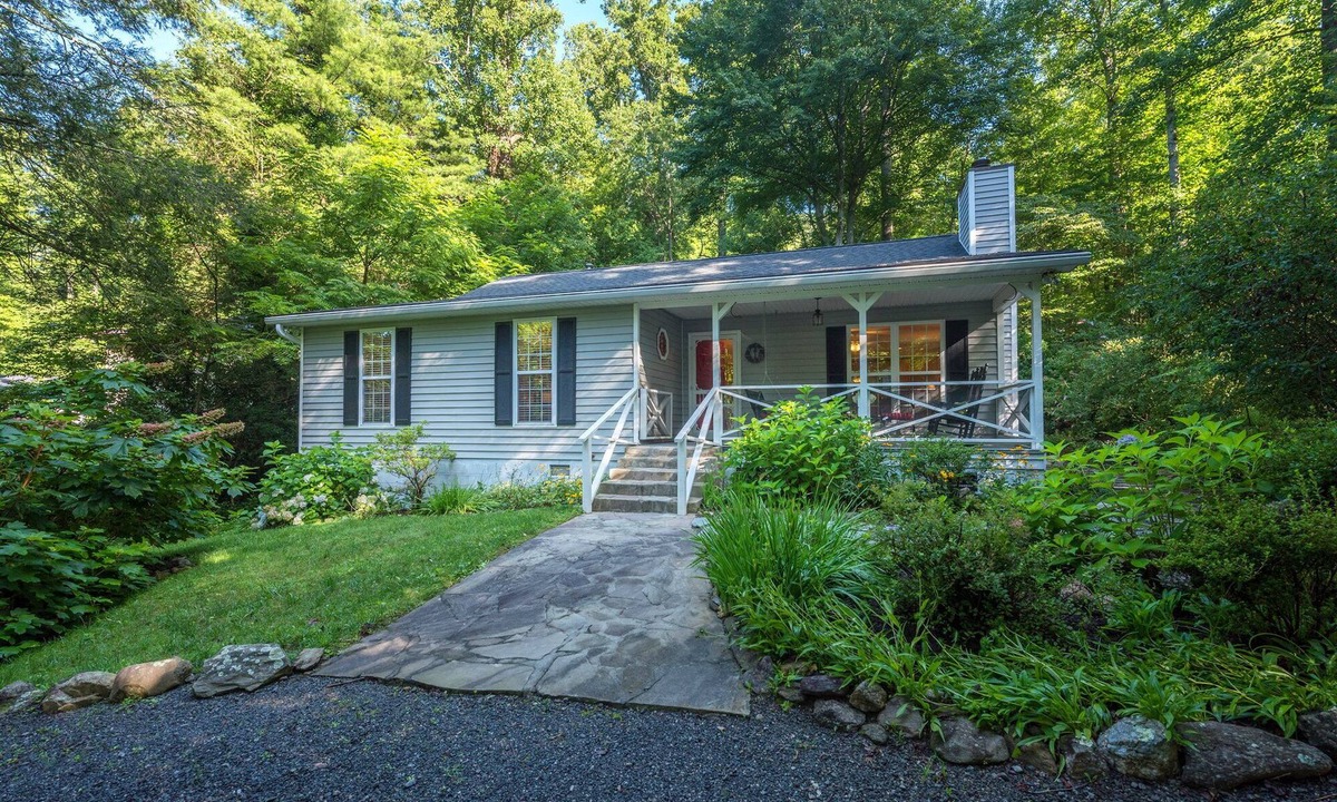 Montreat House | Quillan's End | Cozy & Modern Montreat Cottage with Fire Pit