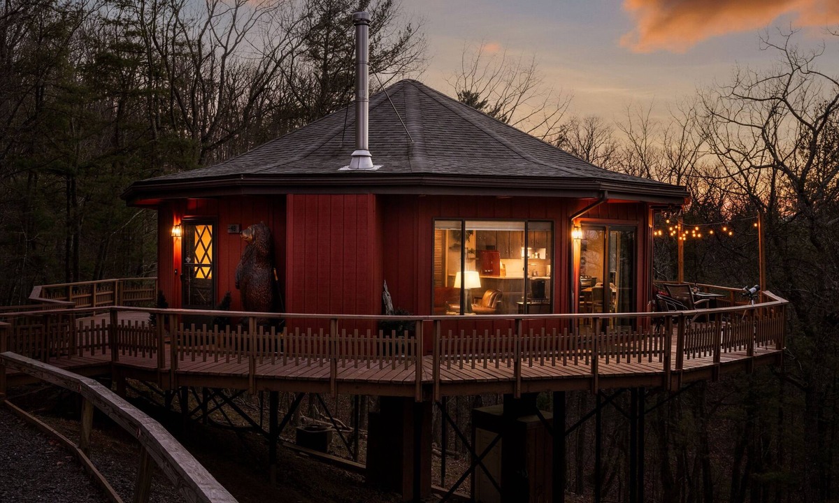 Basye House | Quirky & Unique Treehouse with 360 views. Lake. Golf. Hiking.