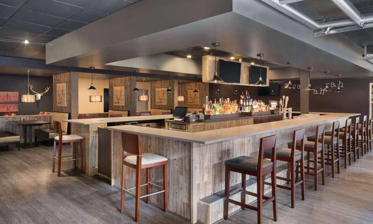 Racine Hotel | Ramada by Wyndham Beaver Falls