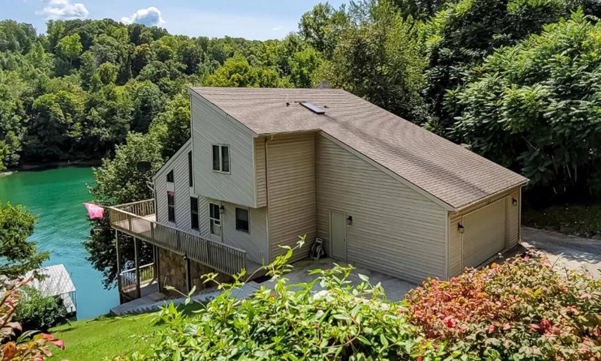 La Follette House | Rebel without a Cove Lakefront home located in back of cove by Shanghai Marina