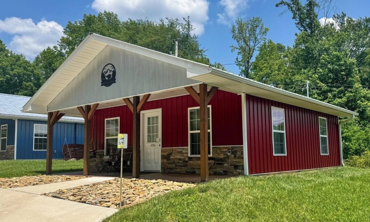 Oneida Cottage | Red Cozy Cottage 1-bedroom cottage in charming Oneida, TN