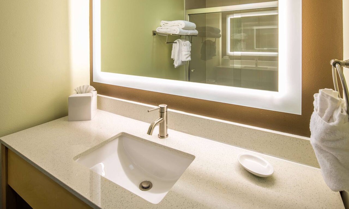 Northwest Everett Hotel | Red Lion Inn & Suites Everett