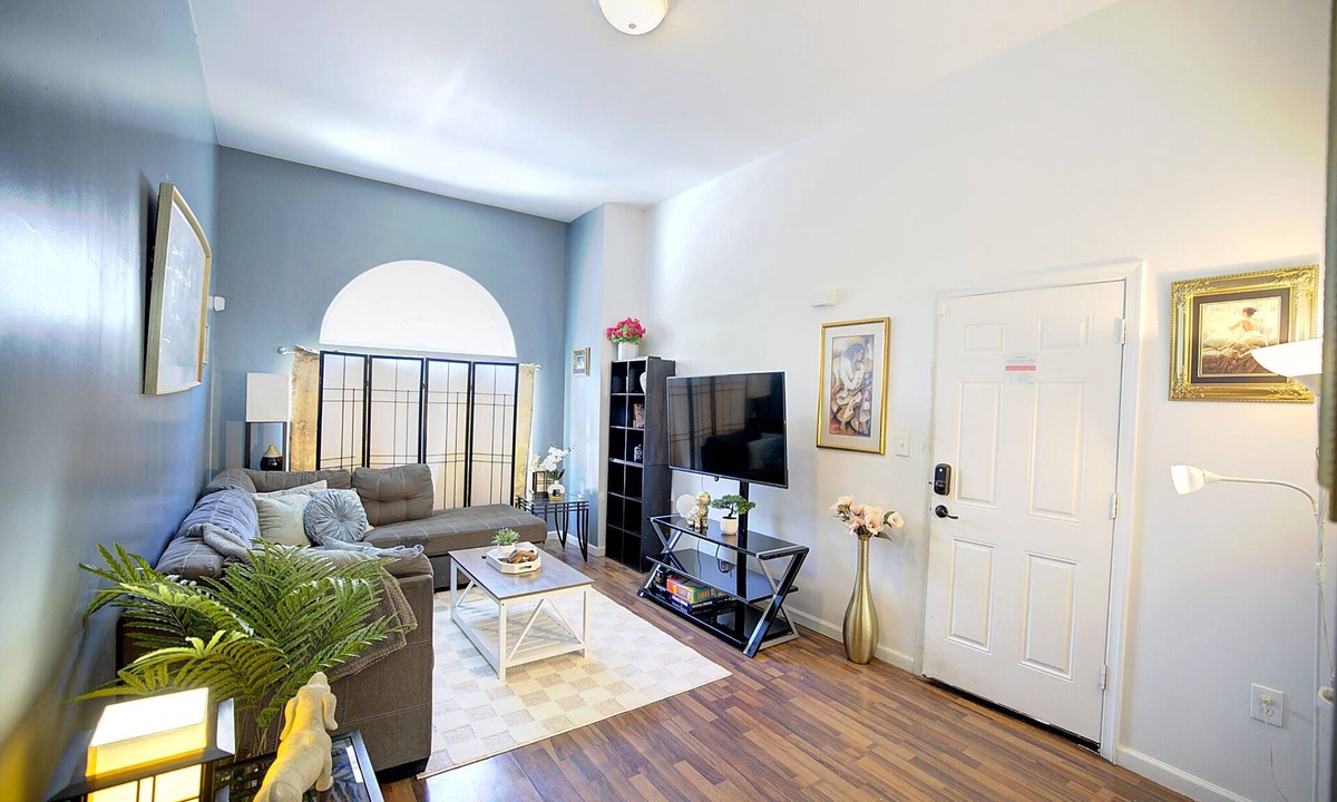 Downtown Baltimore Apartment | Regal Residence Kng Suite 2k SqFt w/Free St Prk