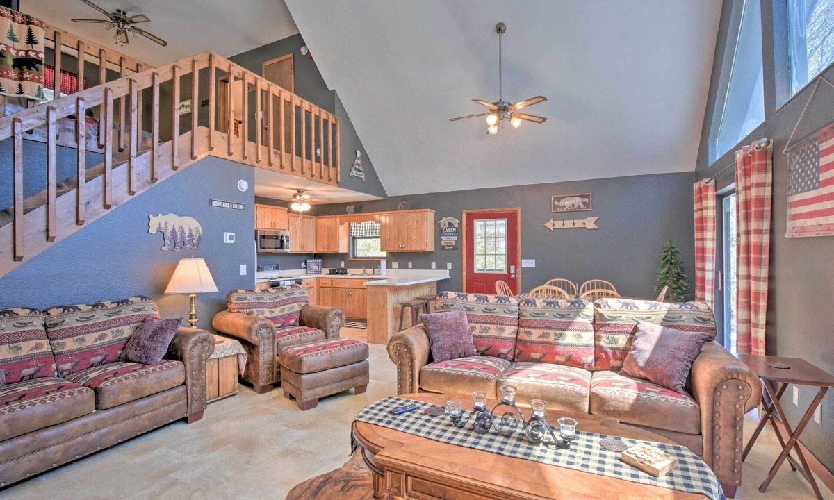 Upper Peachtree Cabin | Relax Fireside: ‘HighBearNation Lodge’ Near Hiking