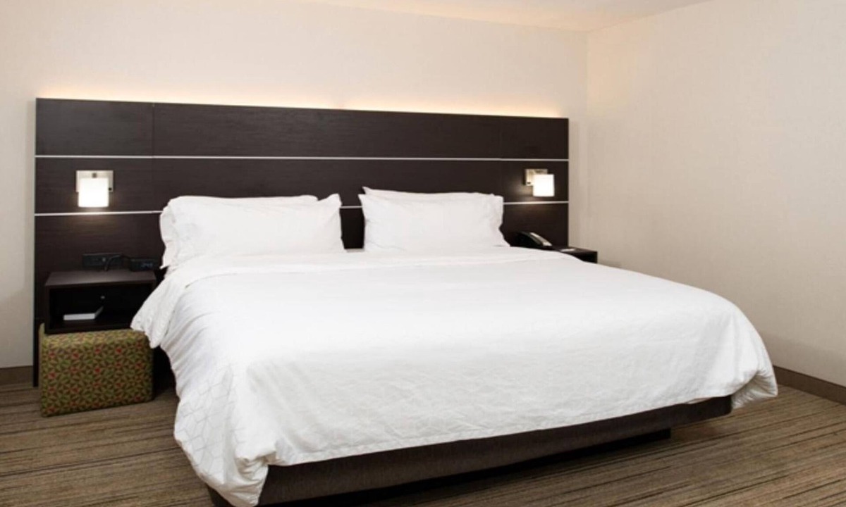 Dent Hotel | Relax in a Stylish Room Near Cincinnati Zoo & Botanical Garden – 12 Miles Away