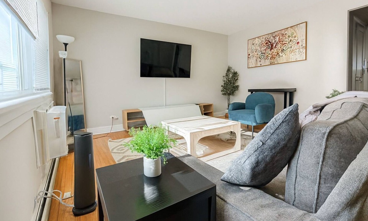Des Plaines Apartment | Relaxing 2BR Retreat w/Parking Near O’Hare