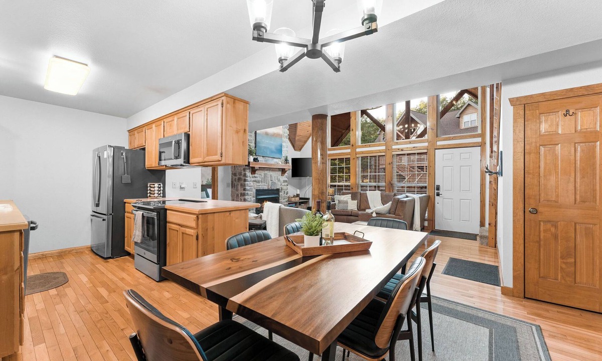 Branson West Cabin | Relaxing Getaway with Private Hot Tub, 4 King Suites, Pools and Golf