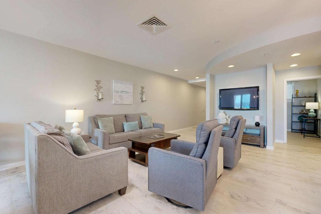 Sandbridge House | Relaxing Sandbridge Condo with Resort Pools & Gym