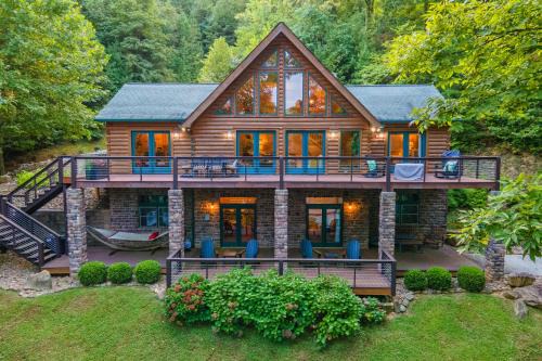 Big Creek House | Relaxing Waterfront Stay Sleeps 16 Deck Hot Tub