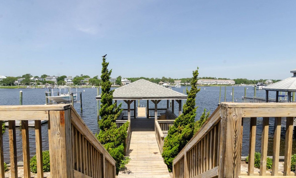 North Carolina Coast House | Remodeled sound front home w dock, boat slip
