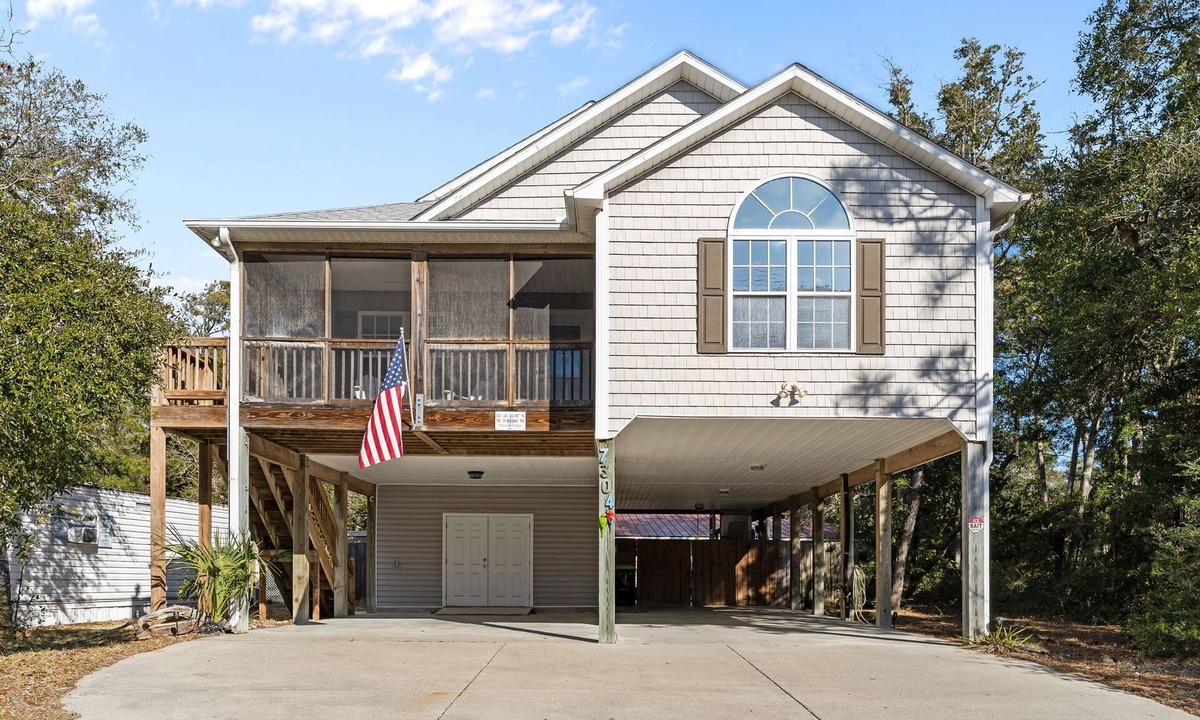 Tranquil Harbour House | Renovated Oak Island Beach House – Pet Friendly and 400 Steps to Beach Access