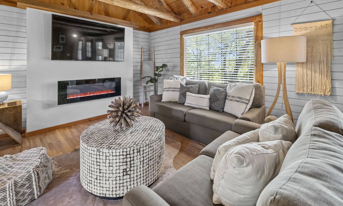 Indian Point Cabin | Resort Cabin w/Firepit, Spacious Deck & Outdoor TV - 2 Miles to SDC