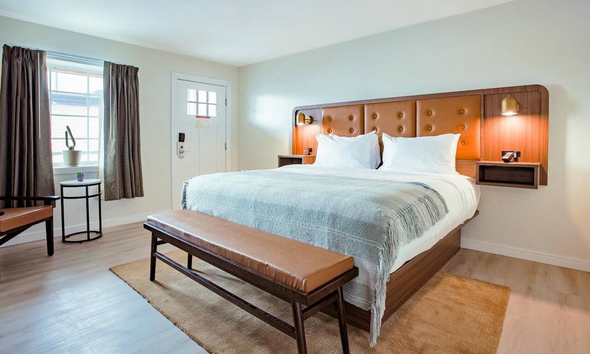 Talbot's Corner Hotel | Retro King Stay in East Nashville | Pool Club Access & Free On-Site Parking!
