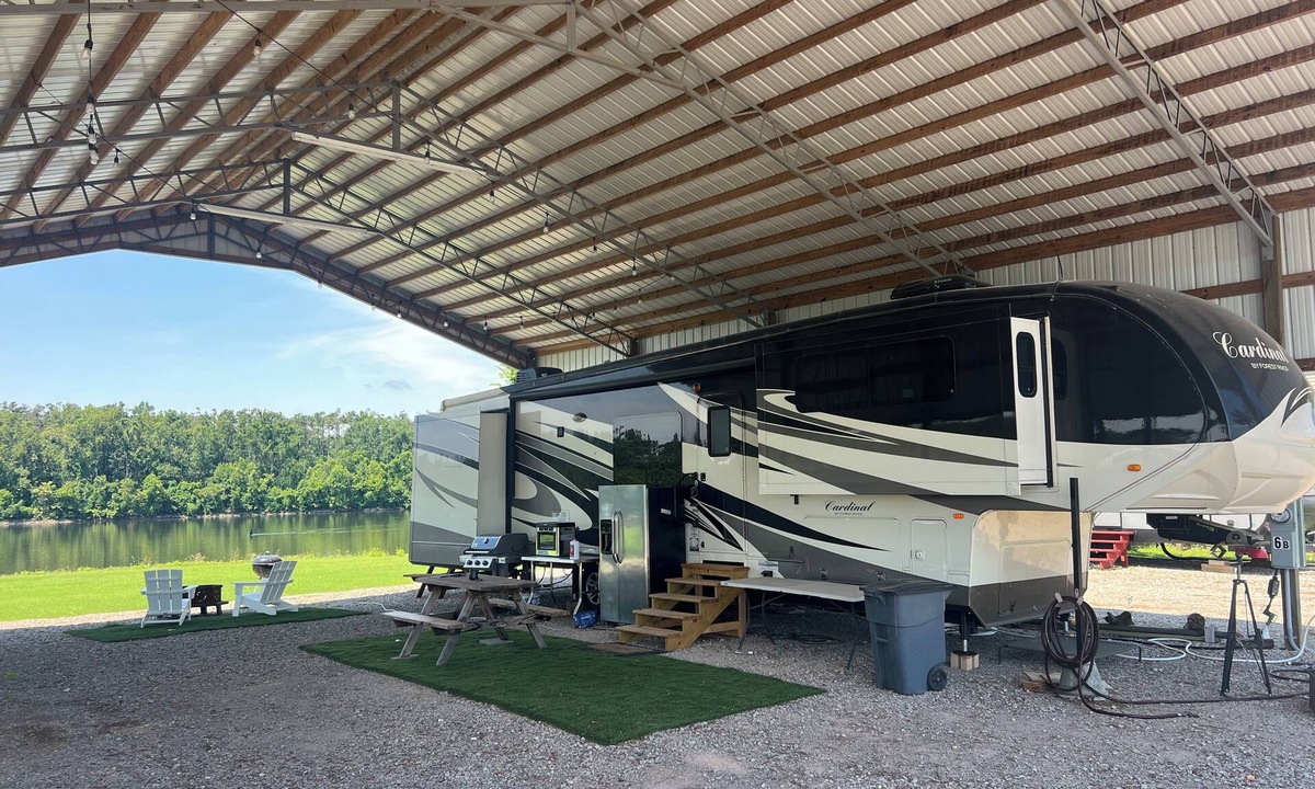 Counce House | River front RV with WiFi and AC in lovely Savannah, TN.