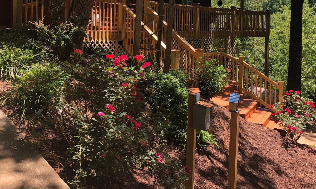 Dahlonega House | River with private beach, wineries, hot tub, and a great place for celebrations.