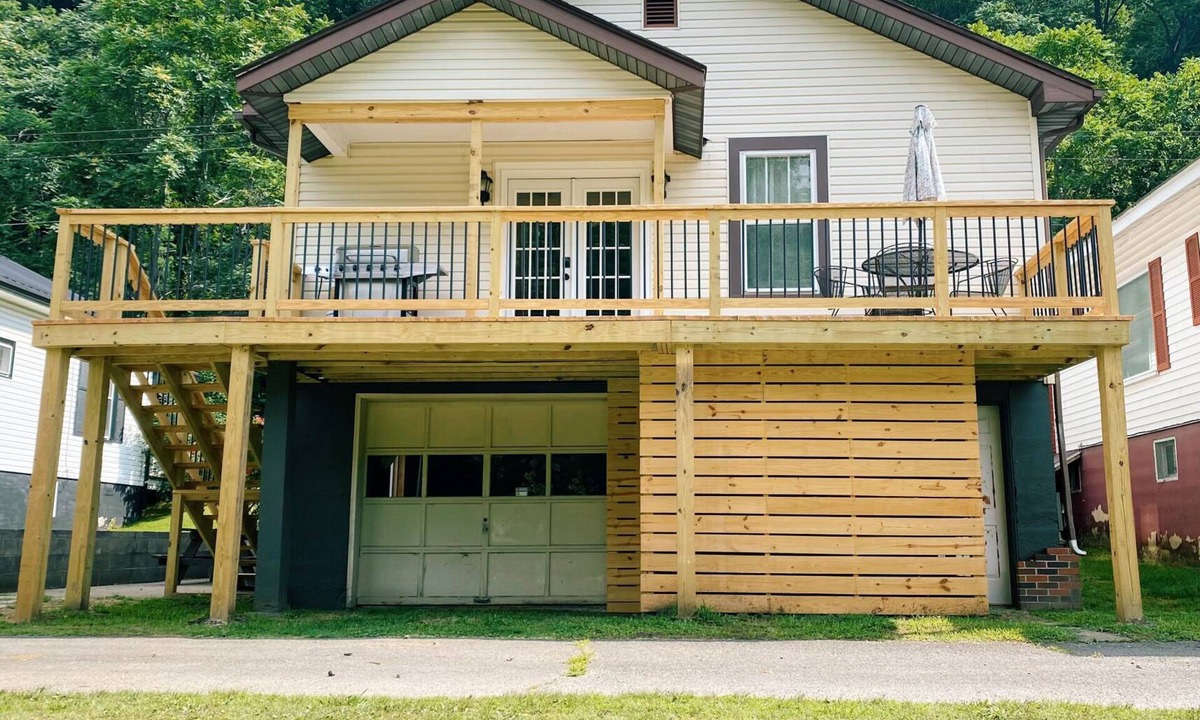 Gauley Bridge House | Riverfront Bungalow on the New River Dries