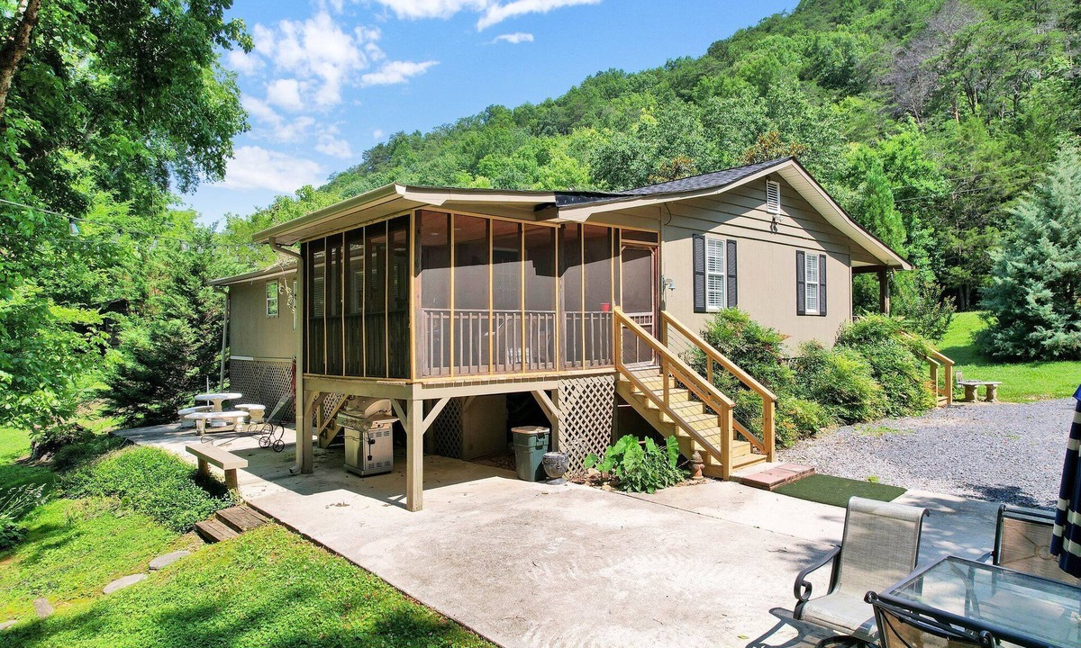 Conasauga House | Riverfront home 3BD room/2 Full bath Sleep 6-7 only 12 minutes from Ocoee River