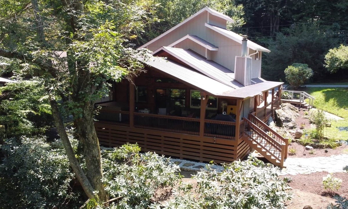 Mill Ridge House | Riverfront, Hot tub, shared pool, minutes to slopes with large covered deck!