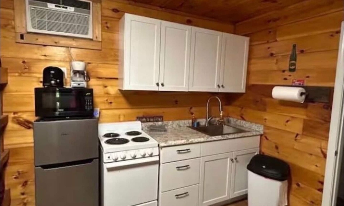 Stanton Cabin | Riverfront King Cabin, Cozy RRG Escape for 2